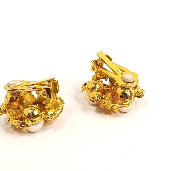 Vintage White Faux Pearl Bead Rhinestone Cluster Swirl Clip On Earrings 1" - Picture 5 of 8